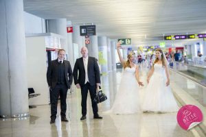 Hochzeitsfotograf Mallorca Bernhard Beise mit den Brautpaaren am Flughafen beim abflug nach Mallorca