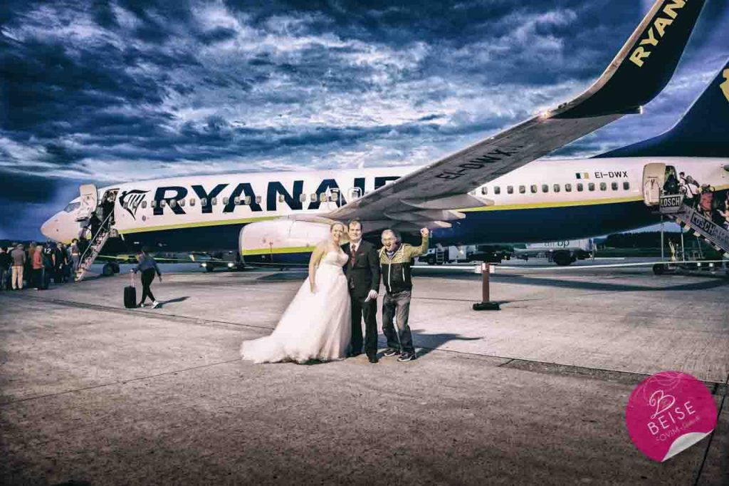 Hochzeitsfotograf Mallorca Bernhard Beise Die Anreise im Flugzeug. Foto vor Dem Flugzeug