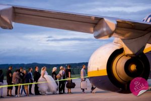 Hochzeitsfotograf Mallorca Bernhard Beise Die Anreise im Flugzeug. Foto vor Dem Flugzeug