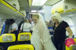 Hochzeitsfotograf Mallorca Bernhard Beise Die Anreise im Flugzeug. Das Brautpaar im Flugzeug Cokpit