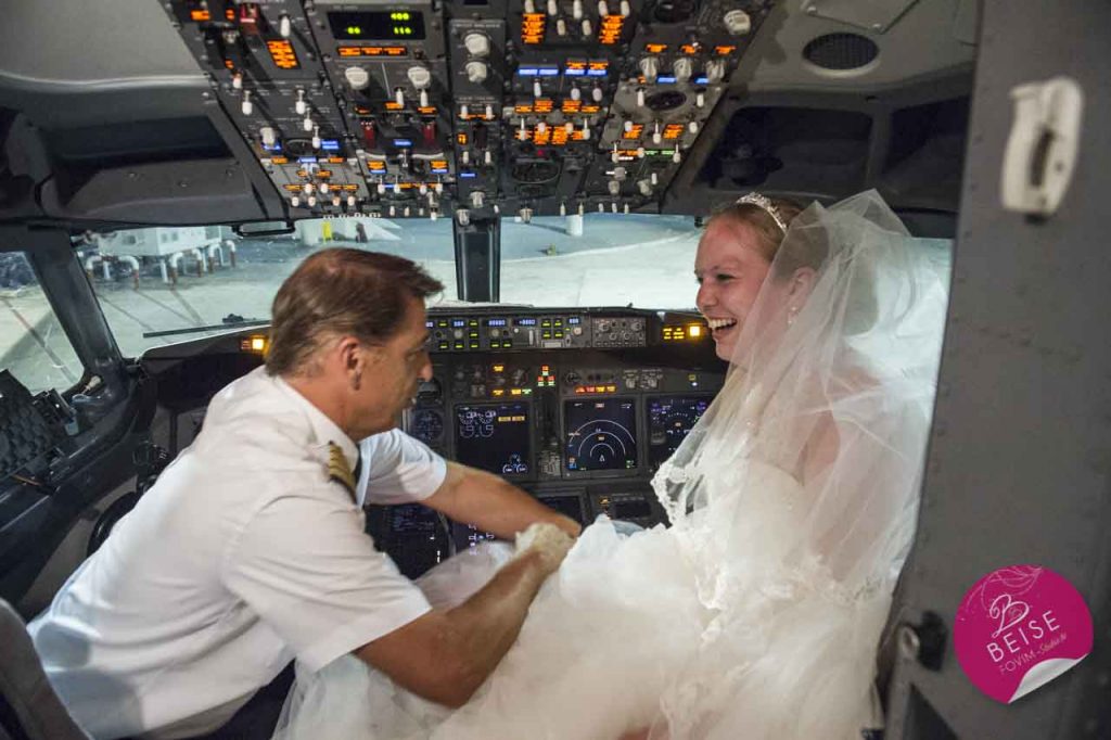 Hochzeitsfotograf Mallorca Bernhard Beise Die Anreise im Flugzeug. Das Brautpaar im Flugzeug Cokpit