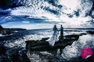 Hochzeitsfotograf Mallorca Bernhard Beise am Meer mit dem Brautpaar