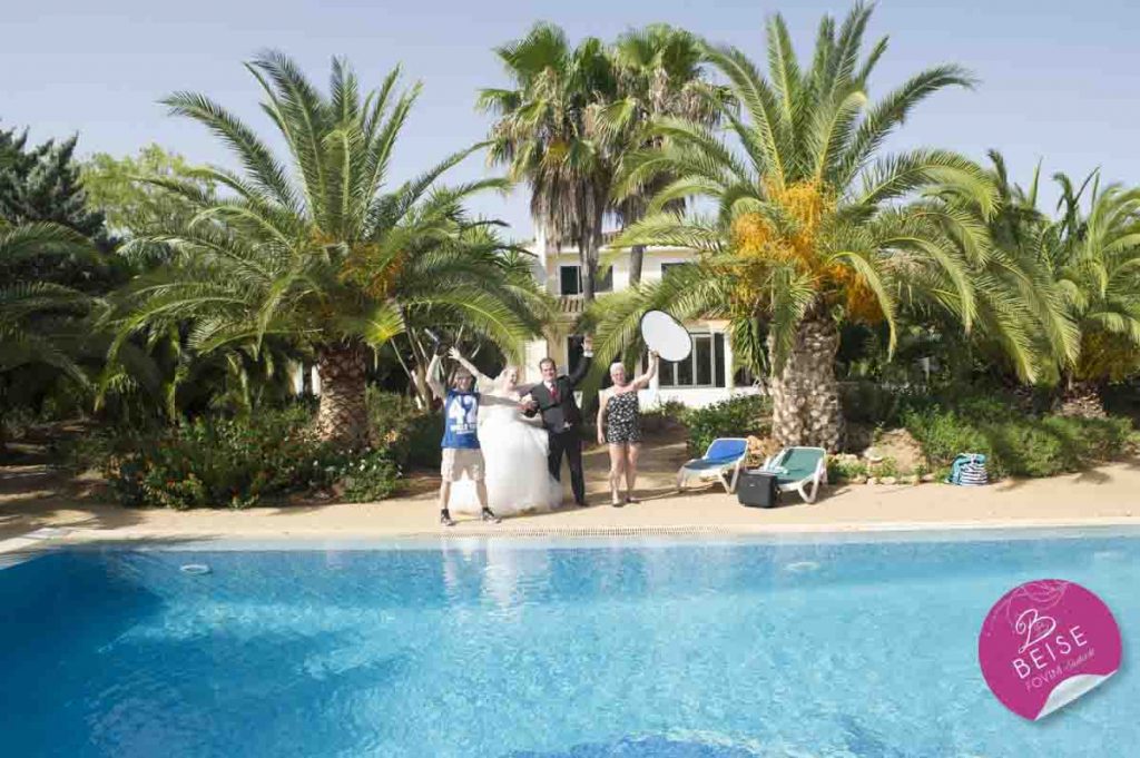 Hochzeitsfotograf Bernhard Beise auf Mallorca am Pool mit dem Brautpaar